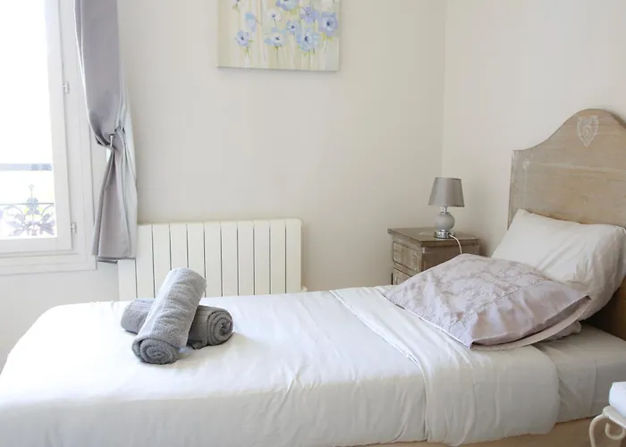 Duplex Climatise Avec Terrasse Vue Au Pied De La Antibes