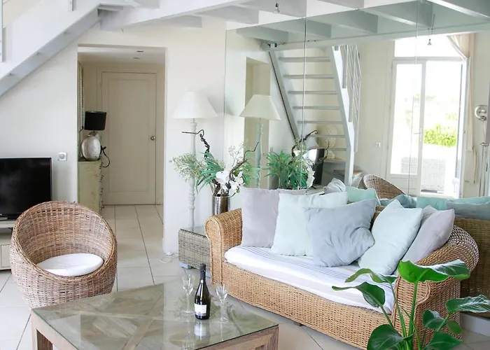 Duplex Climatise Avec Terrasse Vue Au Pied De La Antibes